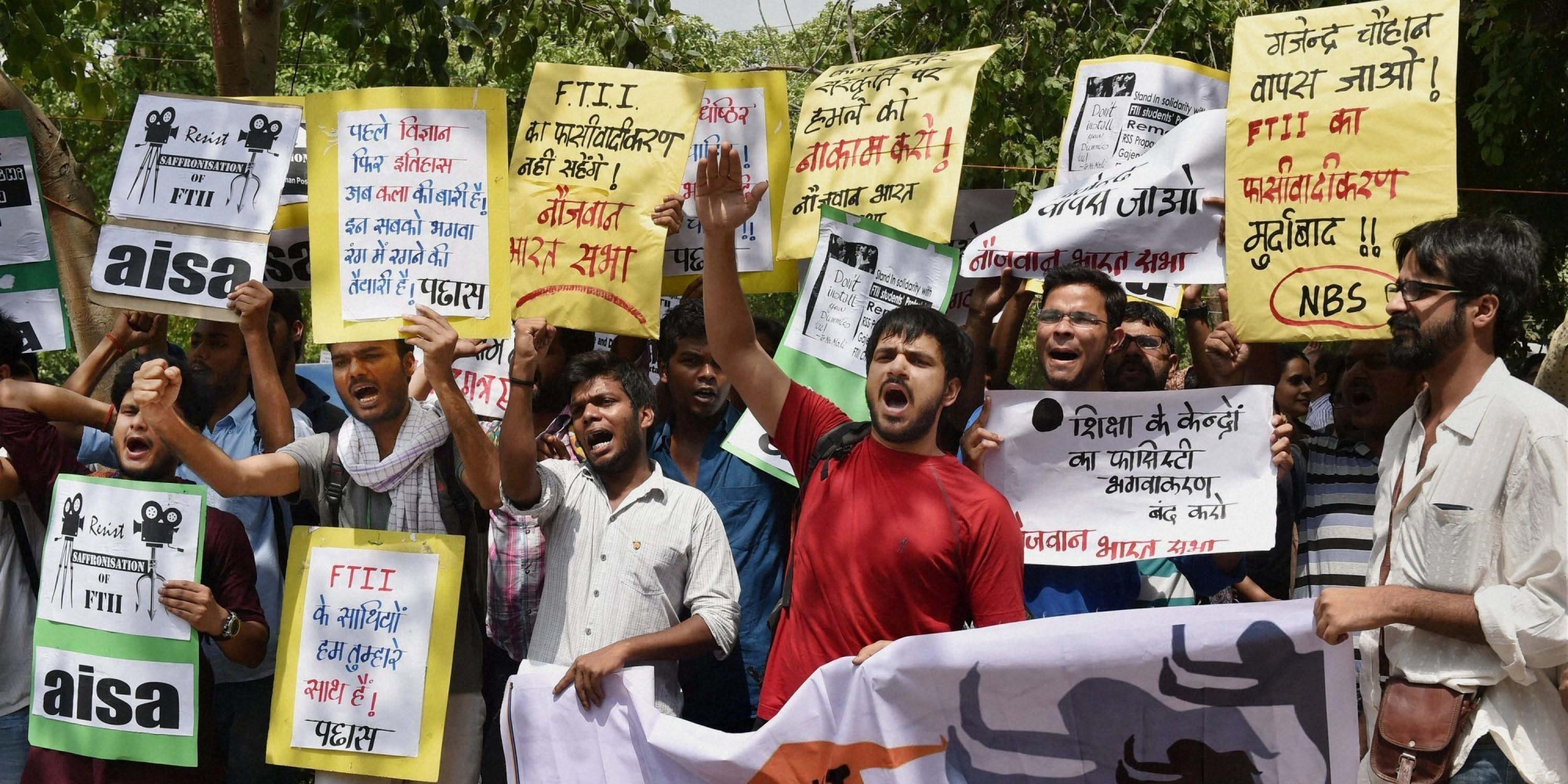 New Delhi: Students protest against the appointment of Gajendra Chauhan as the chairman of the FTII governing council, in New Delhi on Friday. PTI Photo by Atul Yadav  (PTI7_3_2015_000068B)