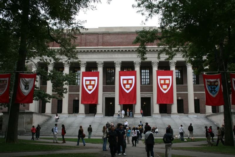 Debate team from Harvard loses while com