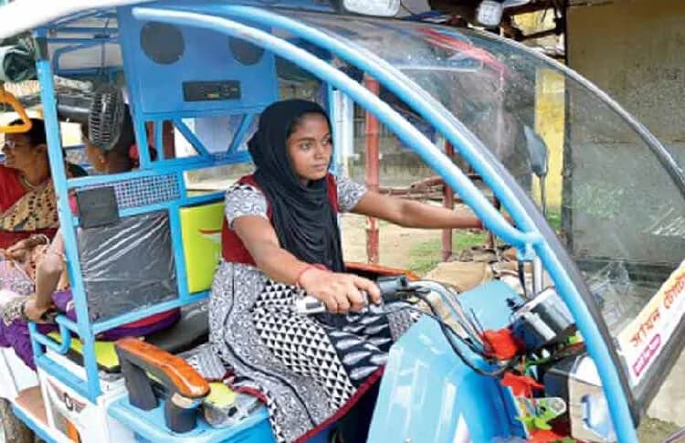 Bengal girl drives e-rickshaw to pay her