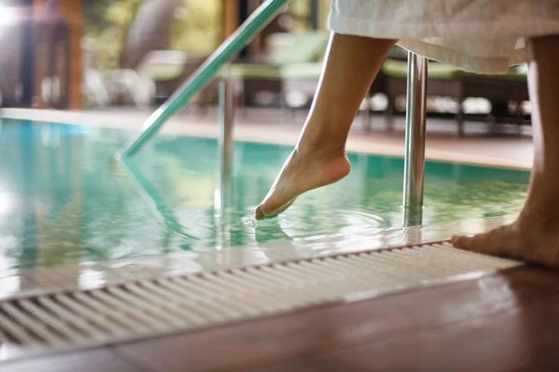 How To Overcome Swimming Fear: 5 Tips