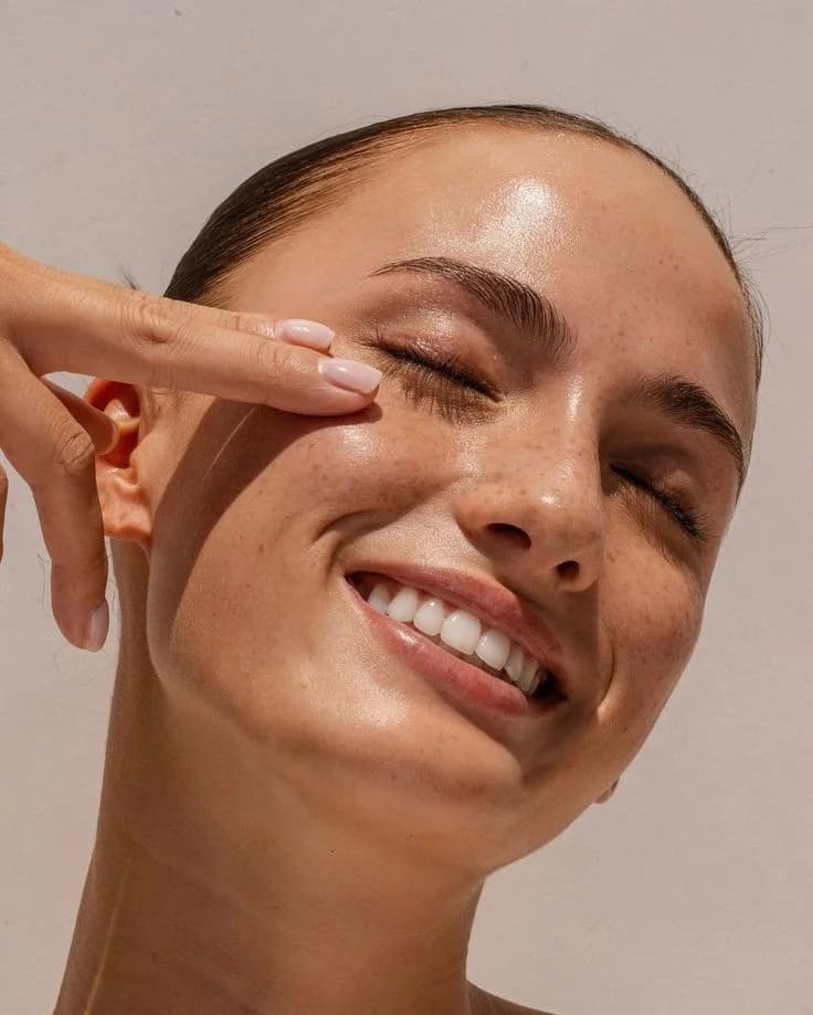 Goodbye heavy makeup? Minimalism Rules Beauty Trends In 2025