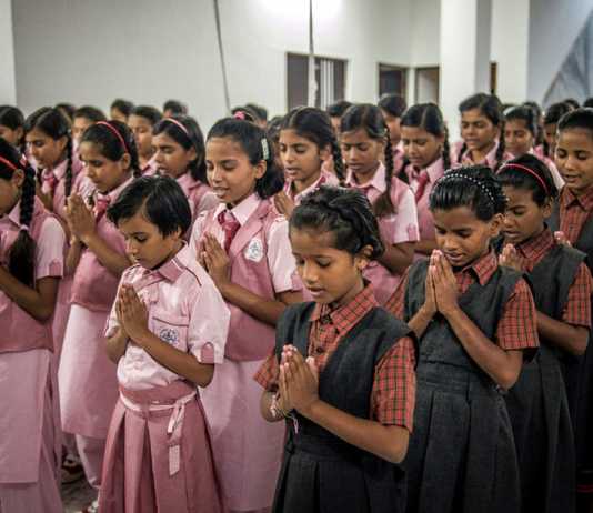 Boarding School v/s Day School boarding school