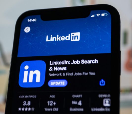 Why Are Personal Storytelling and Employee-generated Content Gaining Views on LinkedIn?